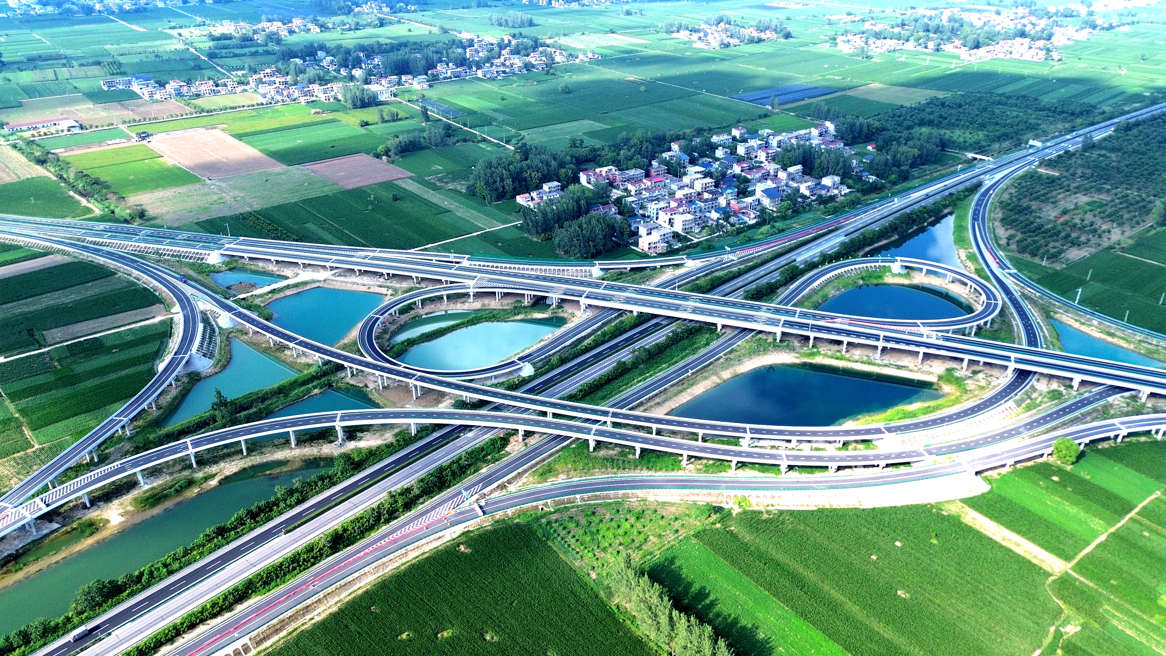 (中間位置)二公局參建的G3031商固高速潁上(南照)至臨泉樞紐段通過(guò)交工驗(yàn)收。